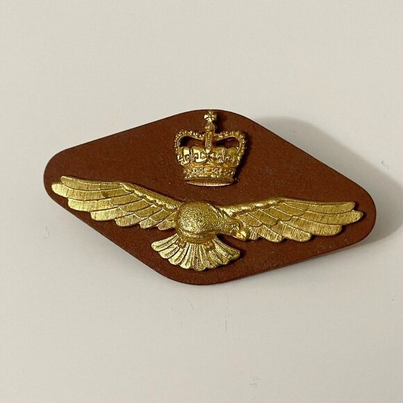 Vintage RCAF Royal Canadian Air Force Officers Wedge Cap Badge - Picture 1 of 16
